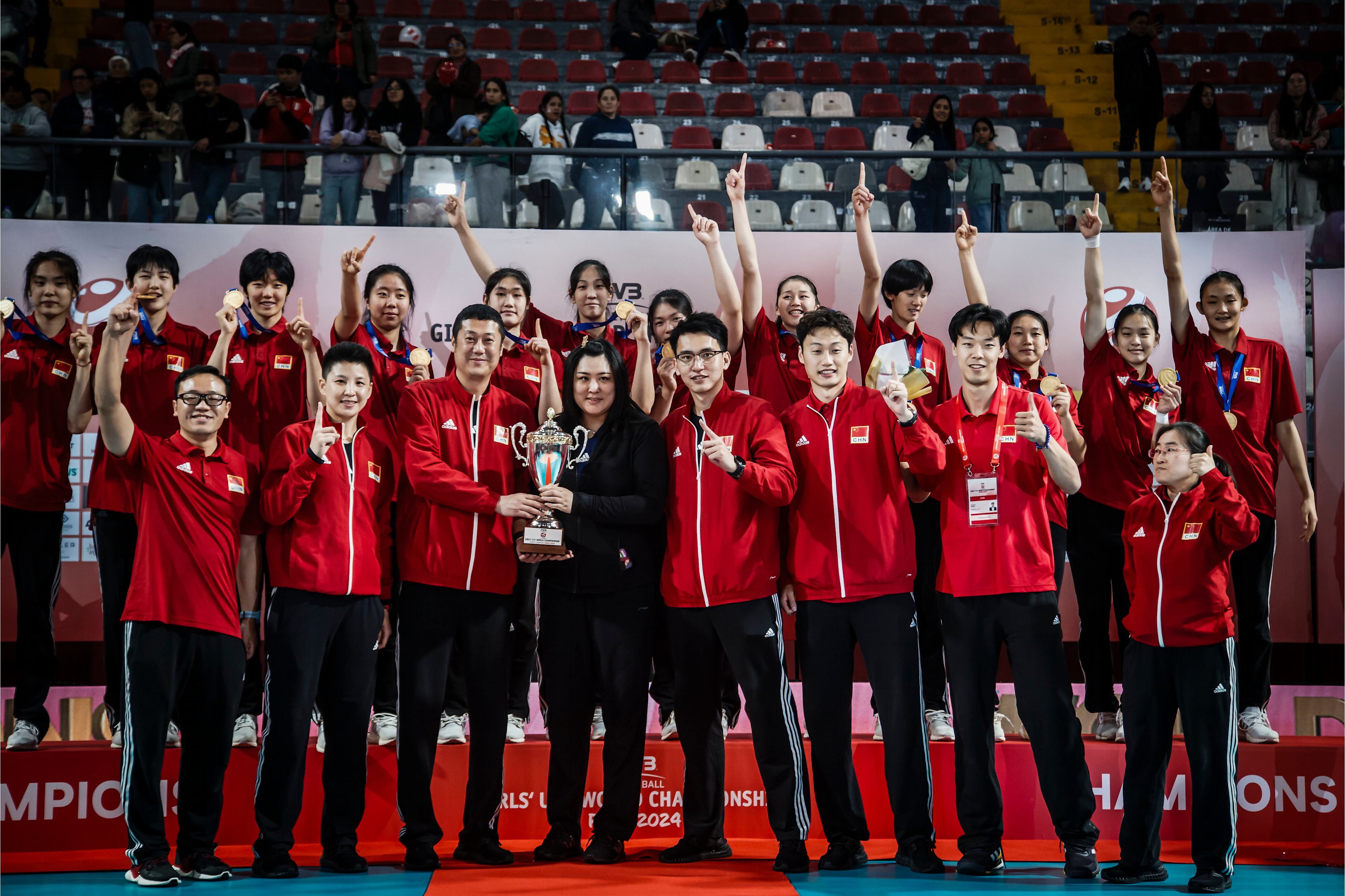 中国女排回归首秀大放异彩，F1车队主场球迷高呼名字